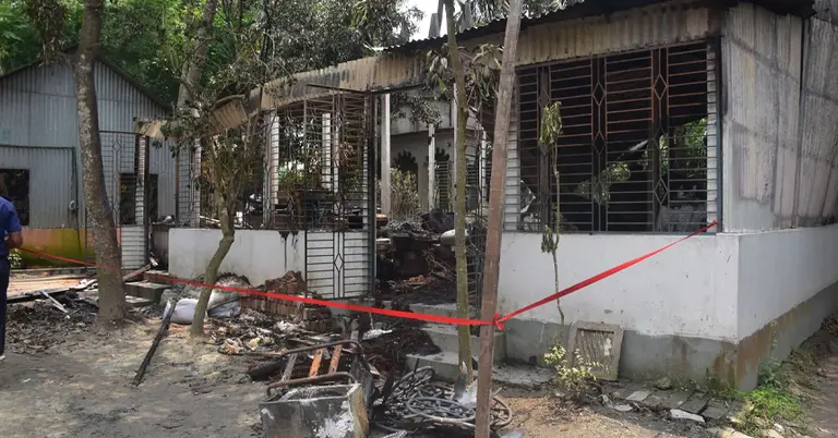চিত্রশিল্পী মানবেন্দ্র ঘোষের বাড়িতে আগুন, চারজন পুলিশি হেফাজতে